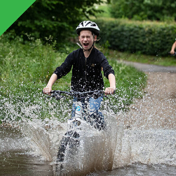 MTB Groene Route - Kind rijdt door water met mountainbike
