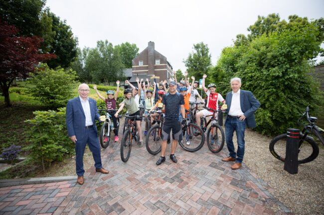 opening_mechelen_family_ride V.l.n.r. wethouder Jos Hendriks van de gemeente Gulpen-Wittem, initiatiefnemer Gerben Bouma en voorzitter Pé Diederen van MOZL met schoolkinderen uit Mechelen.